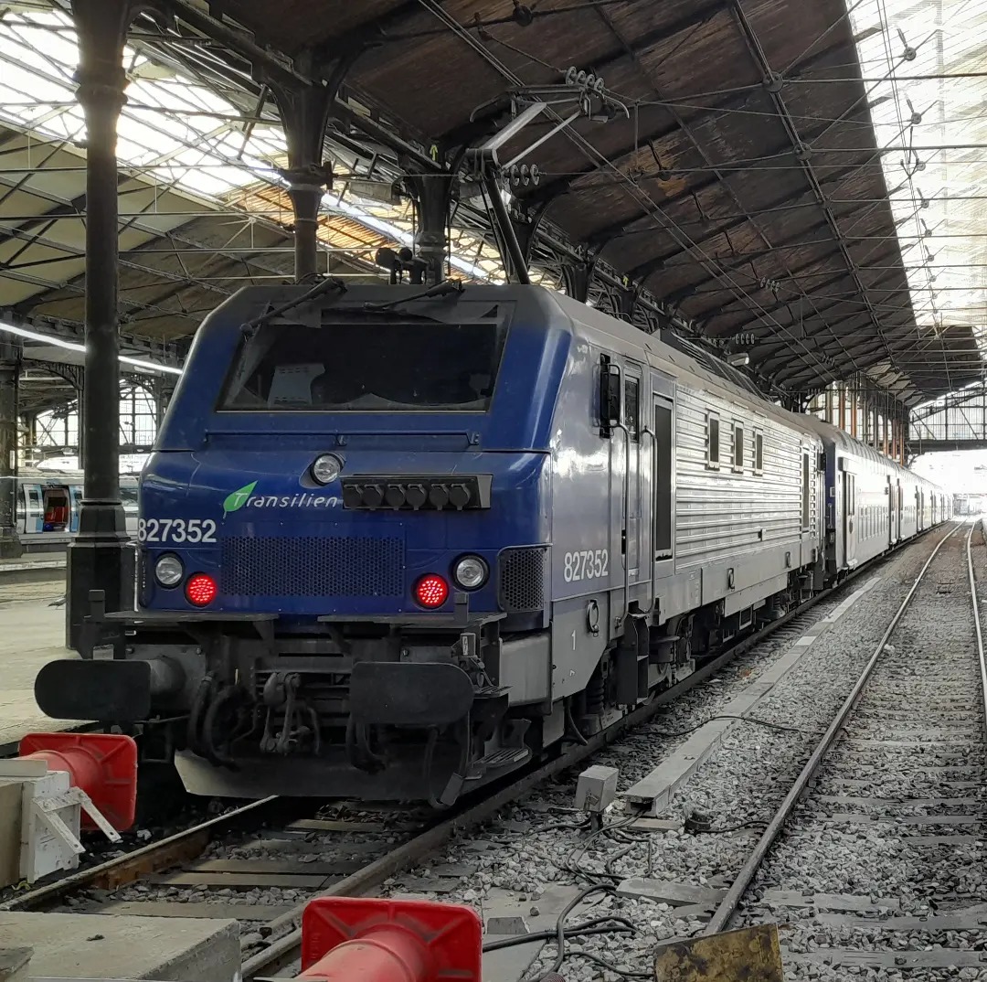 French Trainspotter on Train Siding: #trainspotting #train #electric #sncf #bb27300 #z24500 #linej #vb2n #ter2nng #photo