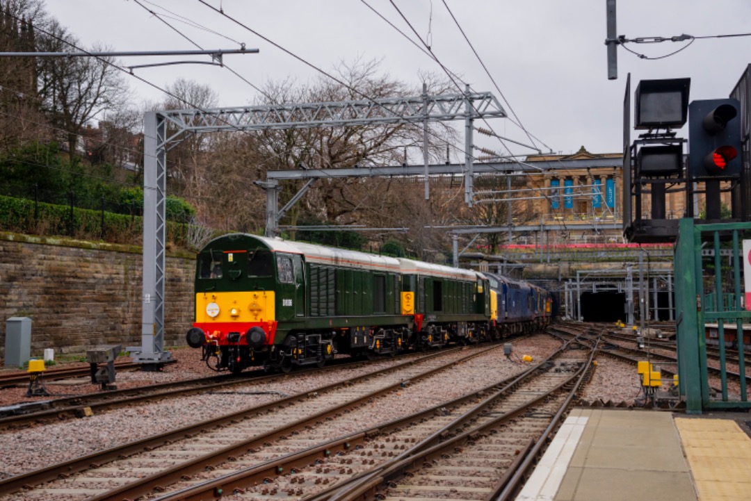 David Mainor on Train Siding: LSL 20096 + 20107 are seen dragging 37703, 20302 & 20305 through Edinburgh Waverley on 0Z17 to Crewe H.S. on January 28th,
2022.