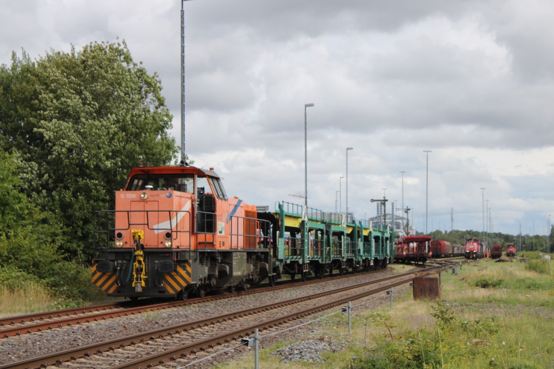 Loklinse on Train Siding: Eine G 1206 Rangiert ein paar leere Autozug Wagen vom Amerika Hafen zum Rangier Bahnhof Cuxhaven