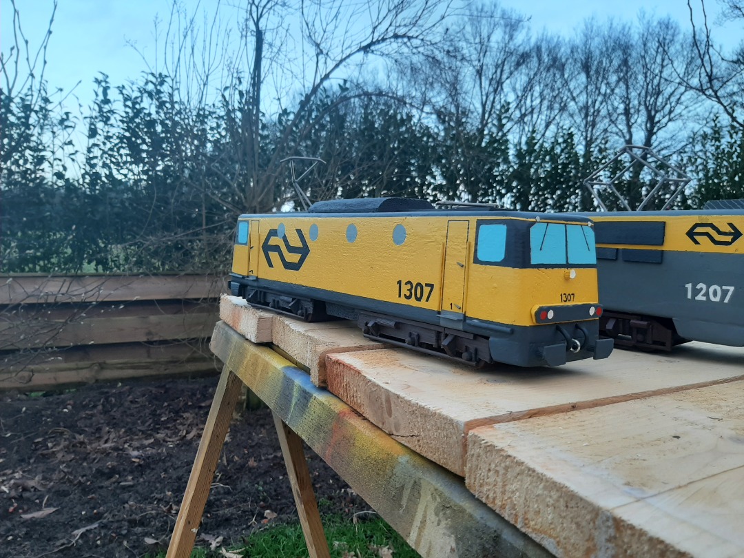 RRail on Train Siding: And another refurbished project finished. The Class 1300 has had a new paintjob, nosejob and detailling. As always made out of some old
wood.