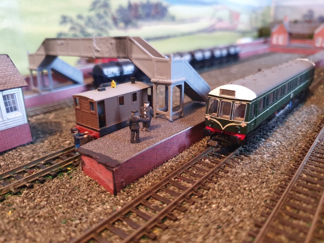 Locomotive Lloyd on Train Siding: J70 tram on piloting duties, now idles in the station after shunting the milk tanks for the evening train. Meanwhile Class
121...