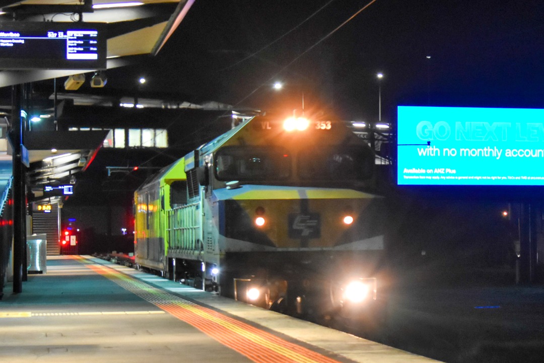 Shawn Stutsel on Train Siding: Railfirst's VL353, along with QUBE's G532 thunders through Williams Landing, Melbourne with 9171, consisting of Empty
Flat Wagons...