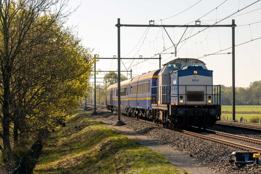 Treinposities.nl on Train Siding: Transport of Dutch Royal carriages SR10, SR11 and SR12 today from Amersfoort to Watergraafsmeer for maintenance.