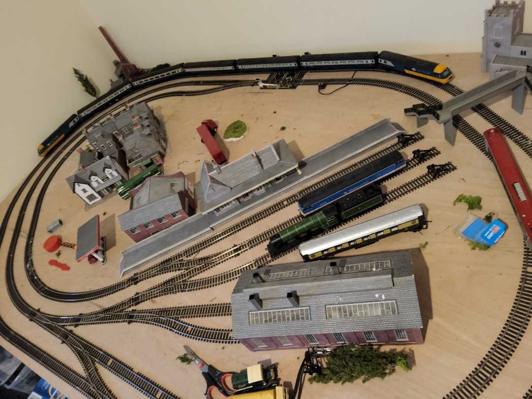 Meridian Model Railway on Train Siding: Considering this is only a tail chaser (6×4) layout, I think I can get away with running a 5+2 car HST quite
easily