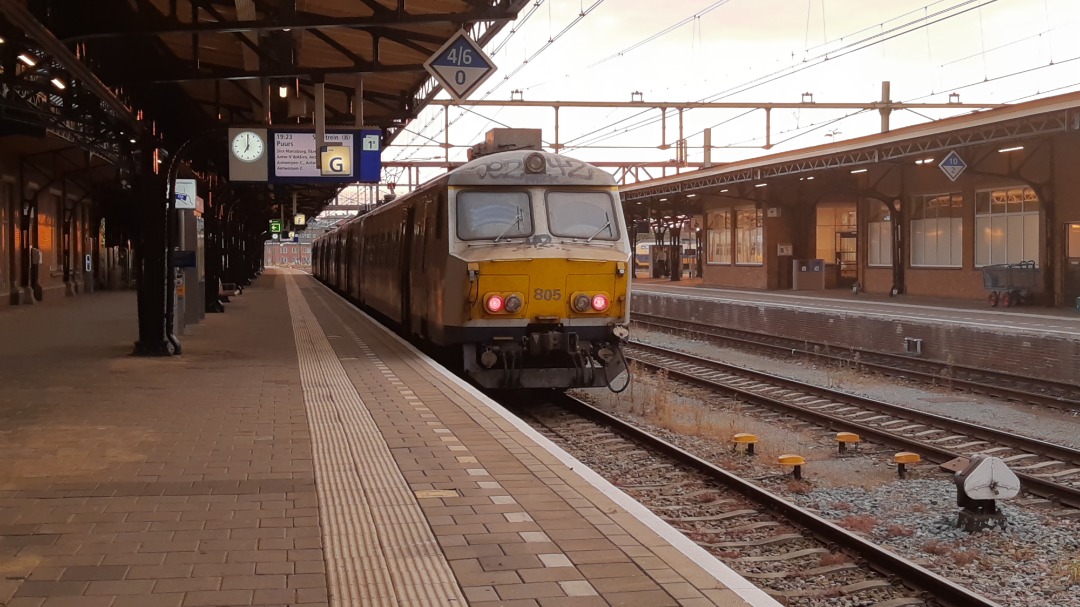 Arthur de Vries on Train Siding: NMBS (SNCB) MS75 in Roosendaal, the Netherlands. This stock is nicknamed "varkensneus" ("pig snout").