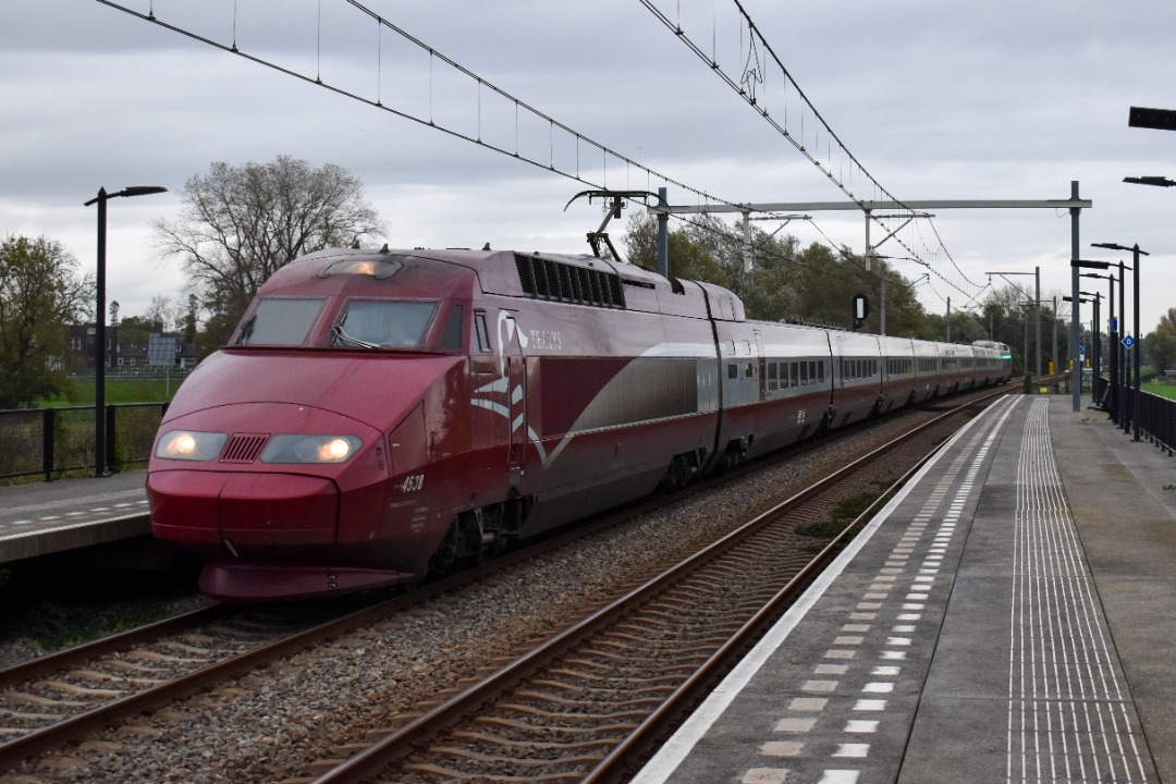 NL Rail on Train Siding: Thalys stel 4538 komt als omgeleide Thalys door station Sassenheim gereden onderweg naar Parijs Noord.