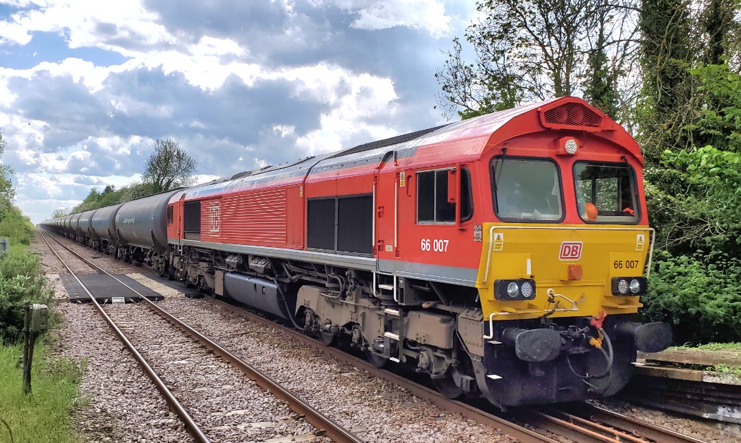 North East Lincolnshire Train Spotting on Train Siding: 66007 seen passing Market Rasen working 6E54 11:04 Kingsbury Oil Sidings to Humber Oil Refinery
(15/05/2023)...