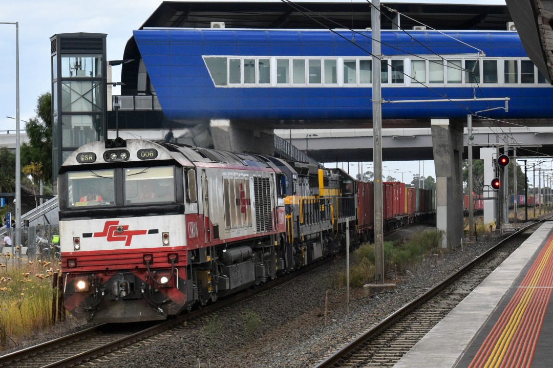 Shawn Stutsel on Train Siding: SCT's CSR006 leads SRHC's C501 and X31 through Williams Landing, Melbourne with 9721v, Container Service bound for
Dooen, near Horhsam...