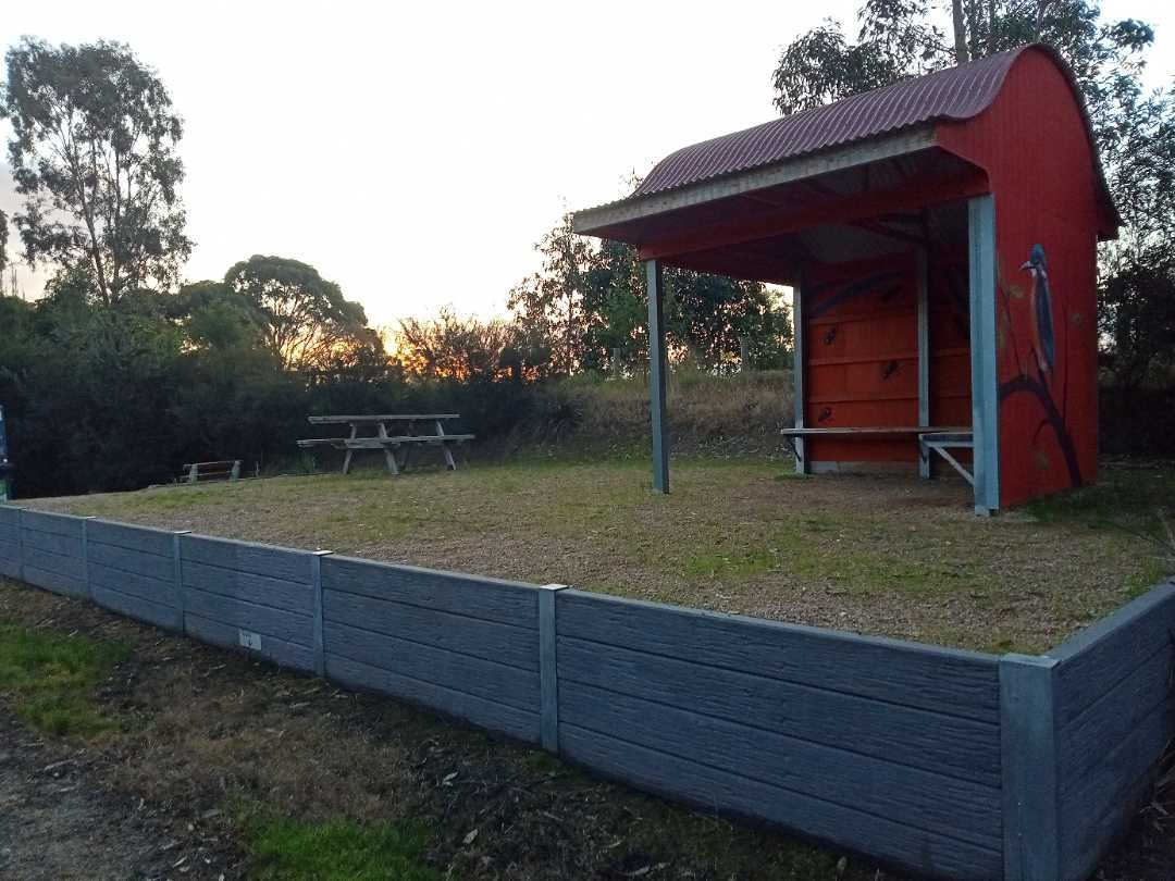 Ethans Transport Vlogs on Train Siding: The old Nicholson railway station. Part of the platform has been 'refurbished' and has a picnic table, bench,
shelter, bike...