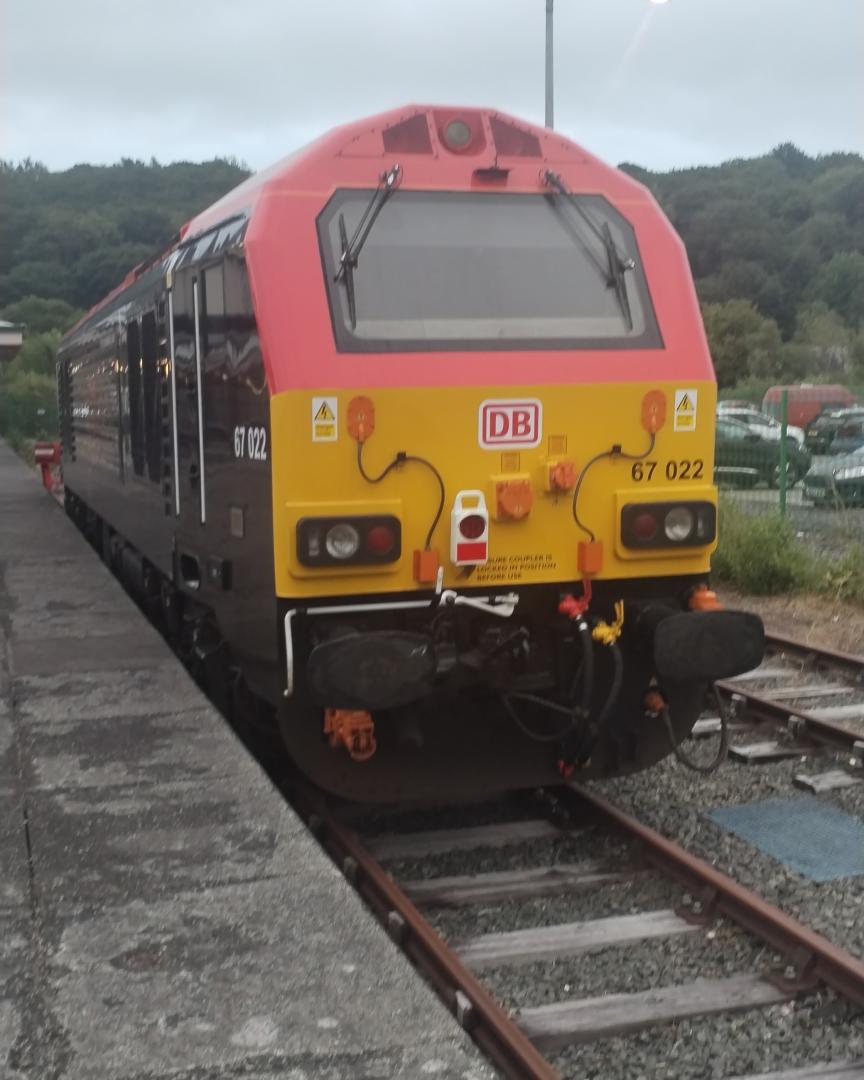 TrainGuy2008 🏴󠁧󠁢󠁷󠁬󠁳󠁿 on Train Siding: Well, I just met an awesome stationmaster, in Bangor - as you may know 67022 has been parked there
for just...