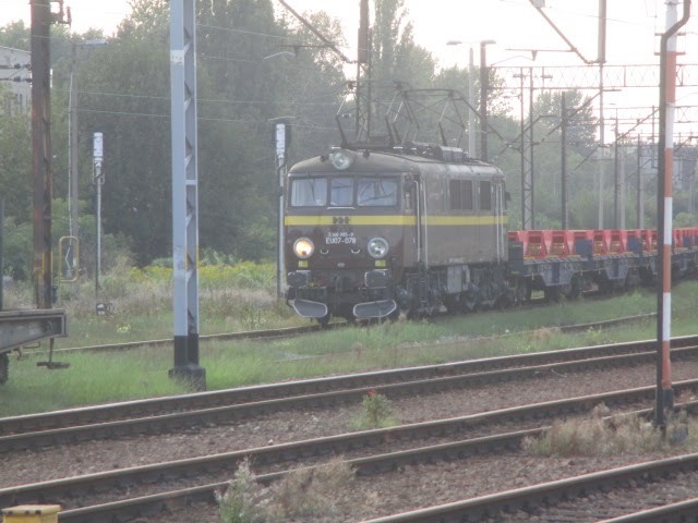 TPRAM on Train Siding: EU07 at Chorzow Batory, Poland (image taken in 2019) (also sorry for bad quality i had my camera set to 800x600 or something and didnt
realise...