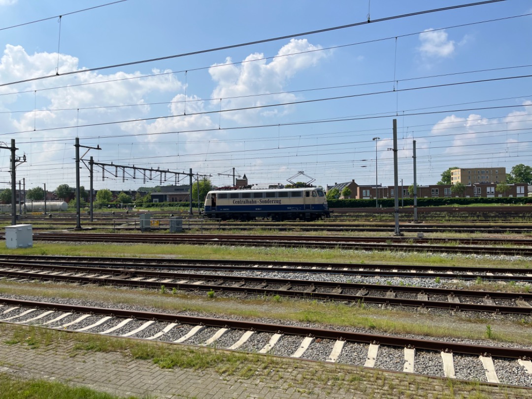 Joran on Train Siding: De Rhein - Main Expres genomen in Venlo. Die stopte daar buiten het station en ik heb geen idee waarom. De stoomlocomotief werd daar...