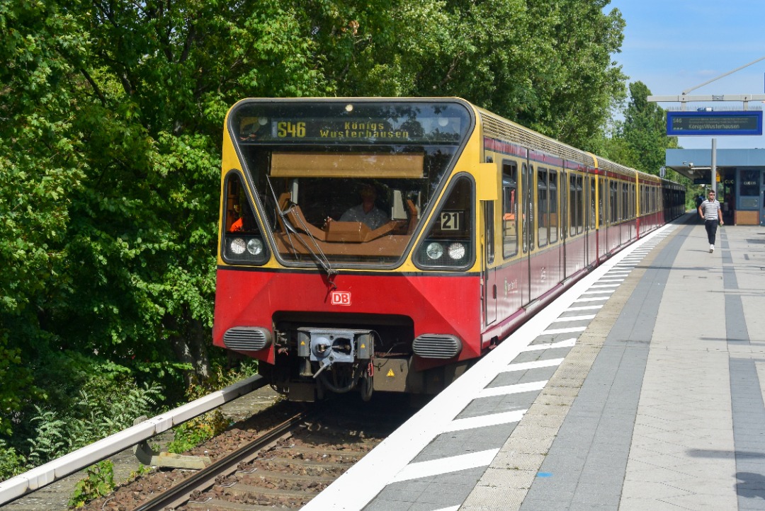NL Rail on Train Siding: S-Bahn stellen (Baureihe 480) vertrekken in Berlin Jungfernheide als S46 naar Königs Wusterhausen.