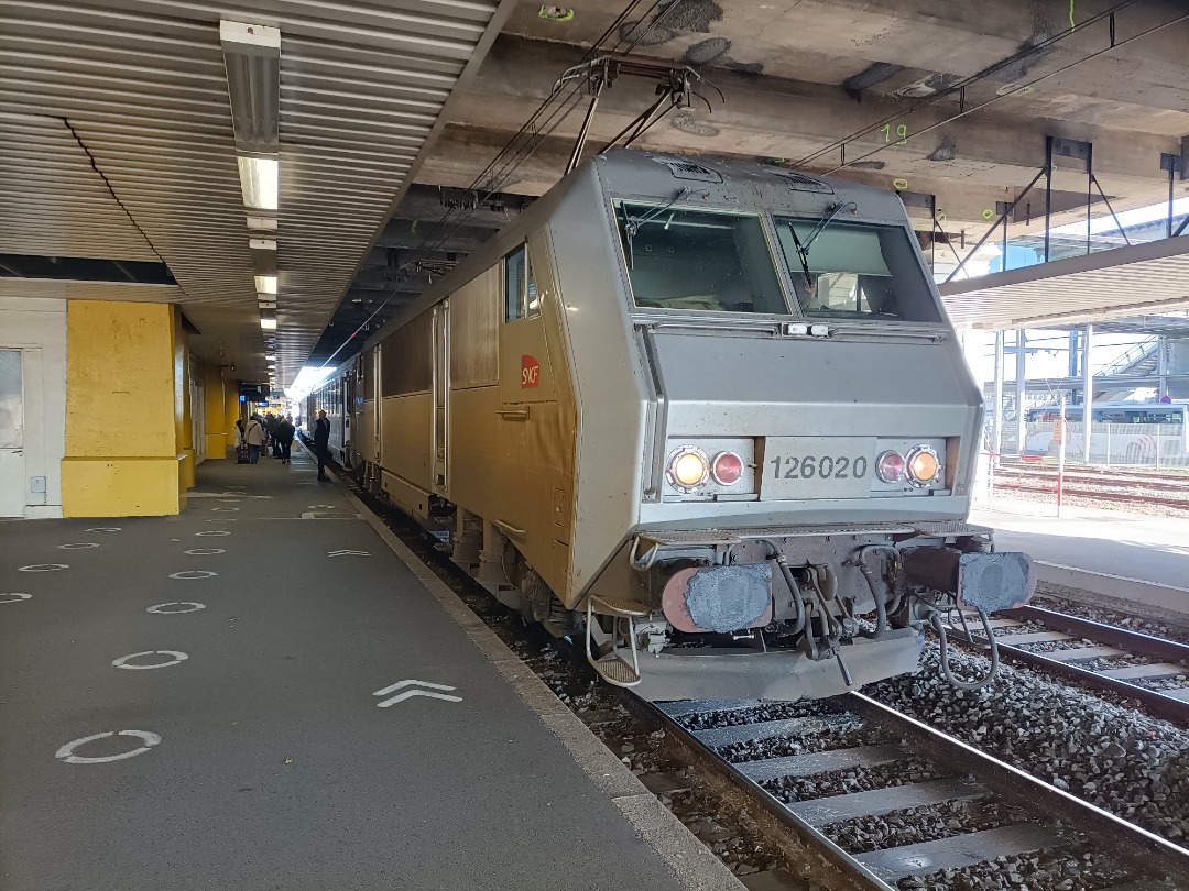 Oriana on Train Siding: La BB126020 en provenance de Paris-Austerlitz ici a Limoges-Benedictins avec son Corail Intercités 💜
