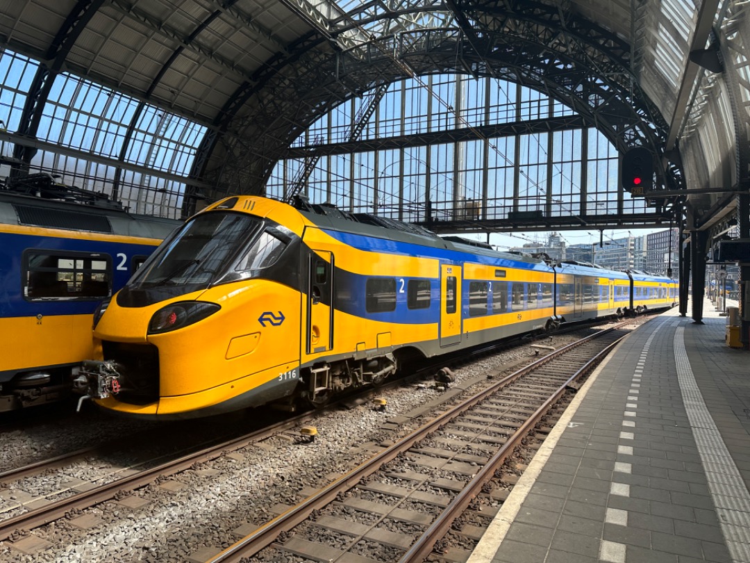 Arn Hagen on Train Siding: De nieuwe ICNG 3116 van de NS is vertrekkende vanaf Amsterdam Centraal, onderweg voor een testrit, 21-06-2023.