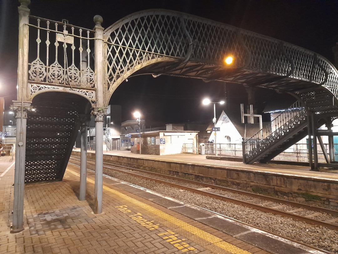 Jack Duibhír on Train Siding: A couple of cu's of the now defunct footbridge at Thurles taken from the down platform to Cork.