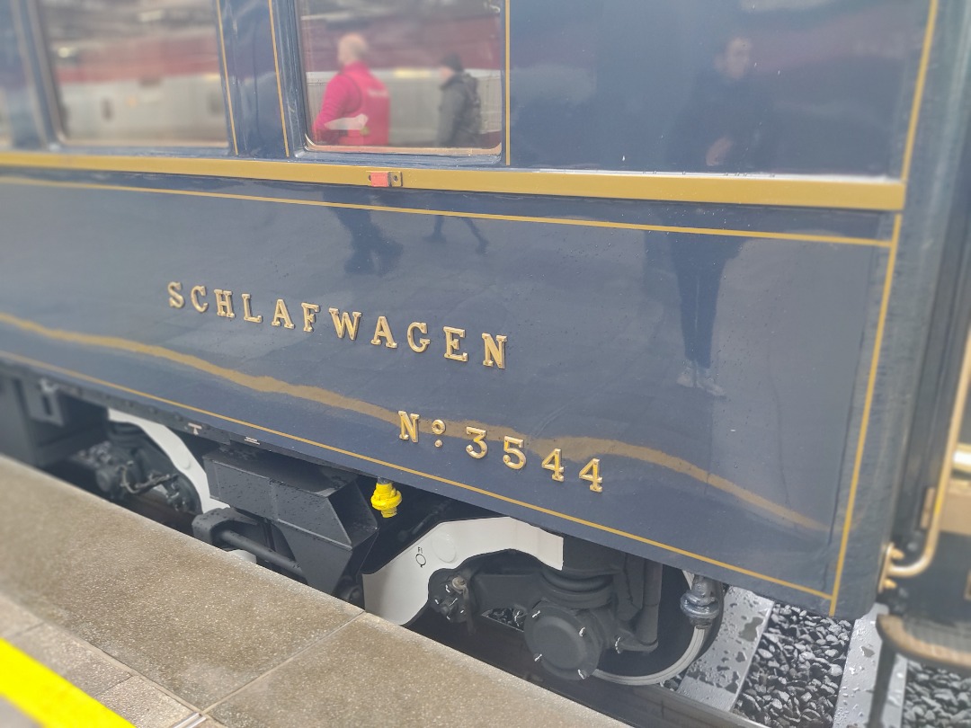 Edgar L.A. on Train Siding: The Orient Express passed in Belgium today. The pictures are taken in Brussel-Zuid. 14 passenger cars, the personal looked amazing!