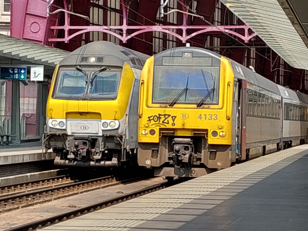My Trains nl Productions on Train Siding: A M6 with Vectron locomotive standing next to a S-Diesel train from the NMBS at Antwerp Central