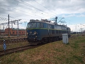 Max Hoppe on Train Siding: Here we have electric locomotive also used forheavy freight trains. In old days PKP used it as passenger locomotive. [ET22 HCP]