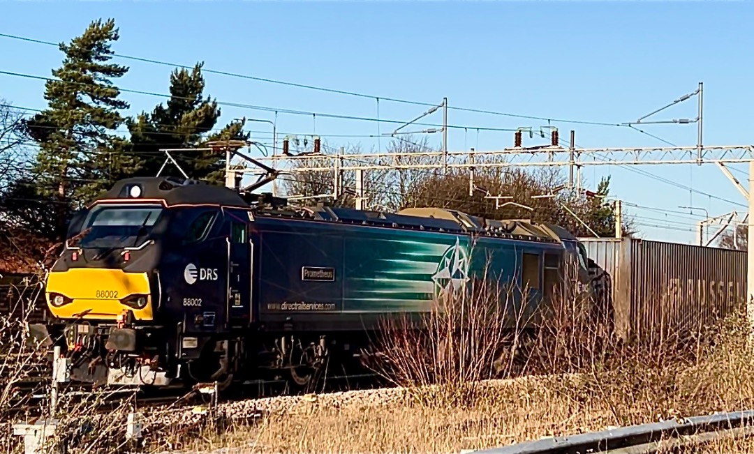 Sydney Bridge TMD on Train Siding: 88002 "Prometheus" working 4M27 from Mossend Down Yard to Daventry IRFT passing Crewe Coal Yard #class88 #DRS
#freight...