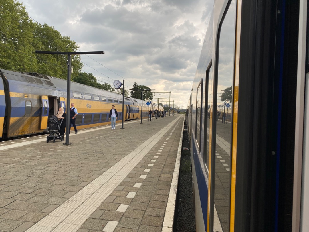 Michel Lintermans on Train Siding: Op station Deurne 🇳🇱 staan twee treinen, op perron 2 die naar Venlo en perron 3 naar Helmond en verder