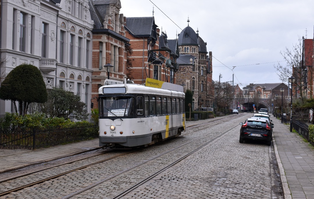NL Rail on Train Siding: De Lijn 7045 rijdt over de Cogels-Osylei in Antwerpen als lijn 11 uit Antwerpen-Centraal naar Antwerpen-Berchem.