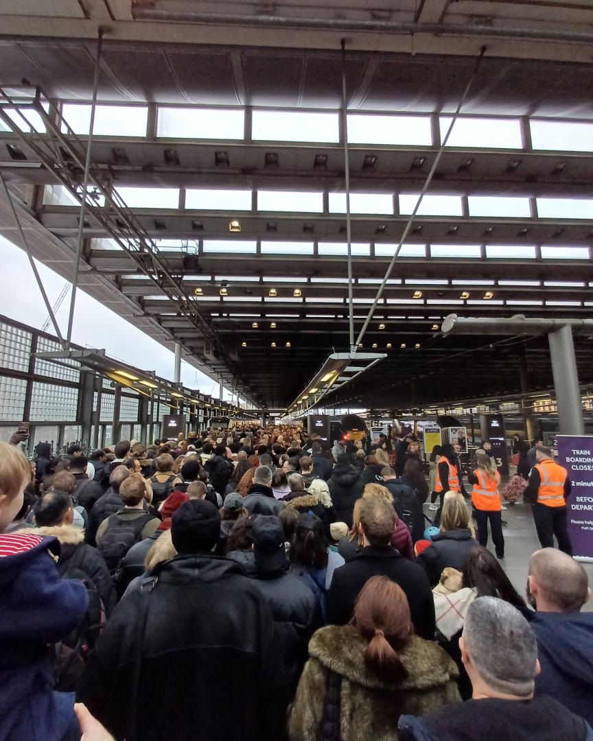 BlooFlipp on Train Siding: Chaos In London St Pancras As Thameslink Platforms Are Closed So Thameslink Is Using EMR Platforms 1