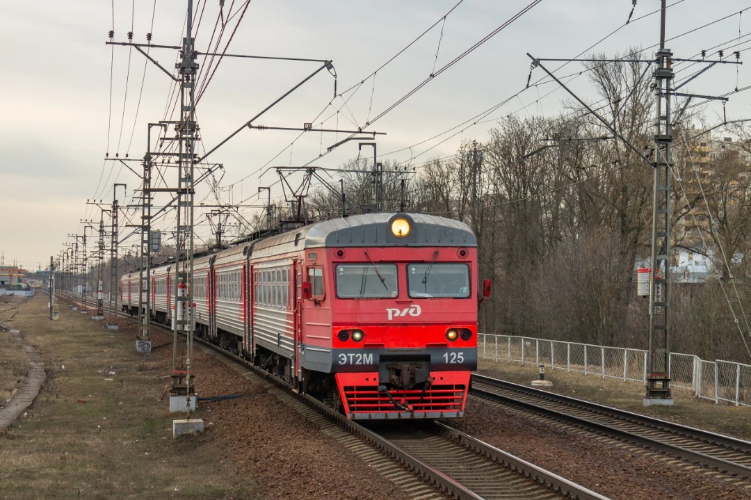 Vladislav on Train Siding: morning train to St. Petersburg.. The ET2M-125 electric train arrives at the Farforovskaya platform. 2023