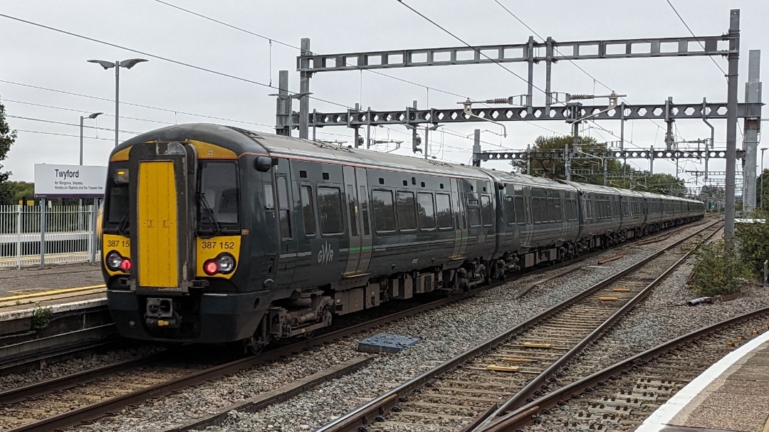 Stephen Hack on Train Siding: GWR's 387152 leaves Twyford heading west on the rear of a 12-car formation behind 387164+387147, working 1D77 1751 London
Paddington to...