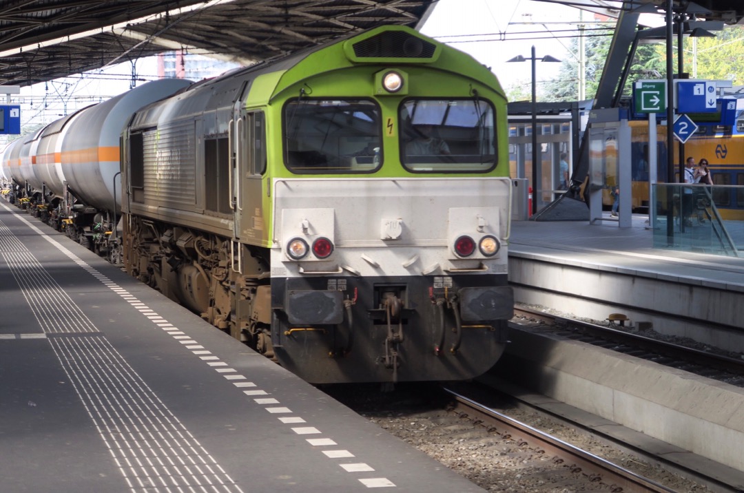 Arnout Uittenbroek on Train Siding: Class 66 rushes through Tilburg station. You can see the smaller British profile of the engine compared to the rail
tankers.