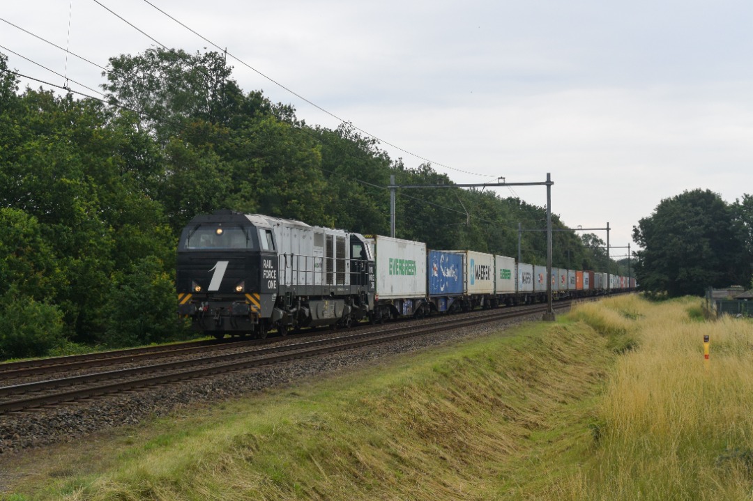 NL Rail on Train Siding: RFO 160 komt met de Blerick shuttle langs het Limburgse America onderweg vanuit Blerick richting Eindhoven.
