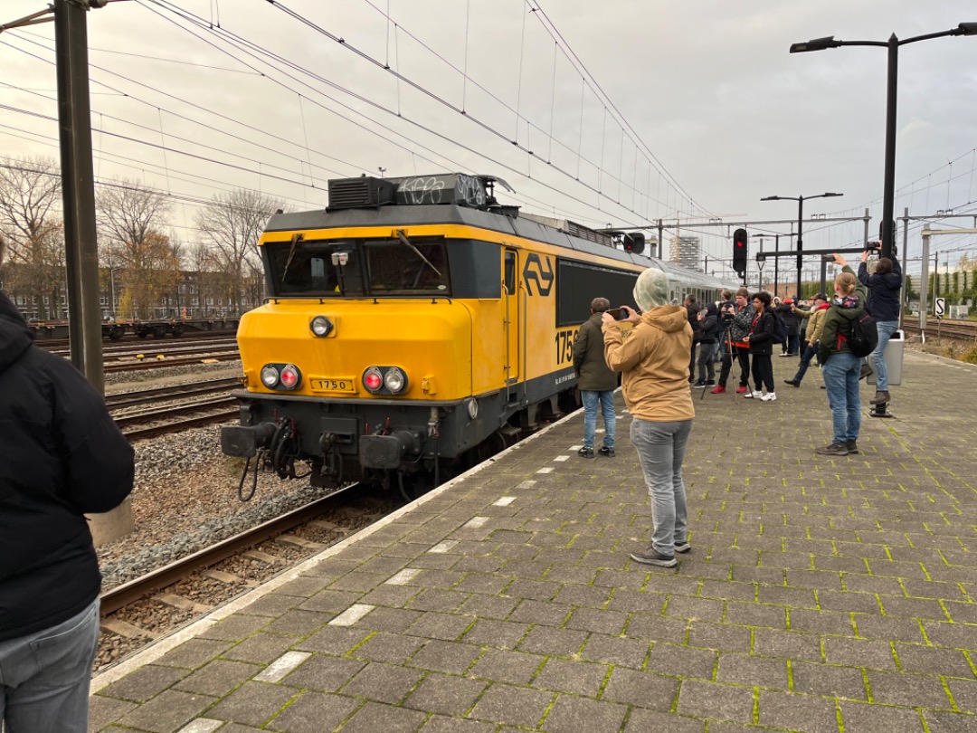 Joran on Train Siding: De Intercity Berlijn trein met 2 series 1700 locomotieven die een afscheidsrit deed genomen in Rotterdam Stadion. Die series 1700
locomotieven...