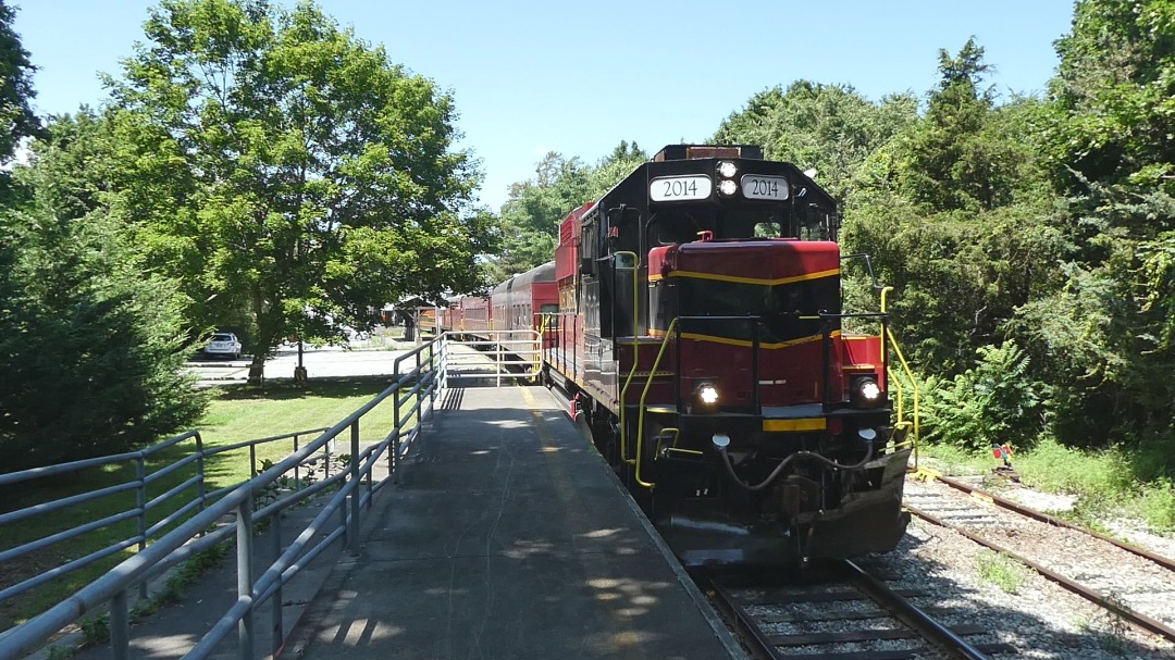 Old Colony Productions on Train Siding: Mass Coastal GP59 2014 cruises through Sandwich, leading a Cape Cod Central Excursion train.