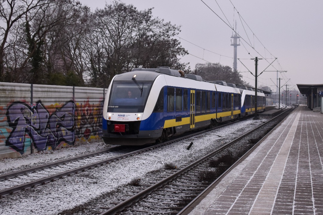 NL Rail on Train Siding: Nordwestbahn Linten VT 648 489 en VT 648 372 vertrekken in Delmenhorst als RB 58 uit Osnabruck Hbf naar Bremen Hbf.