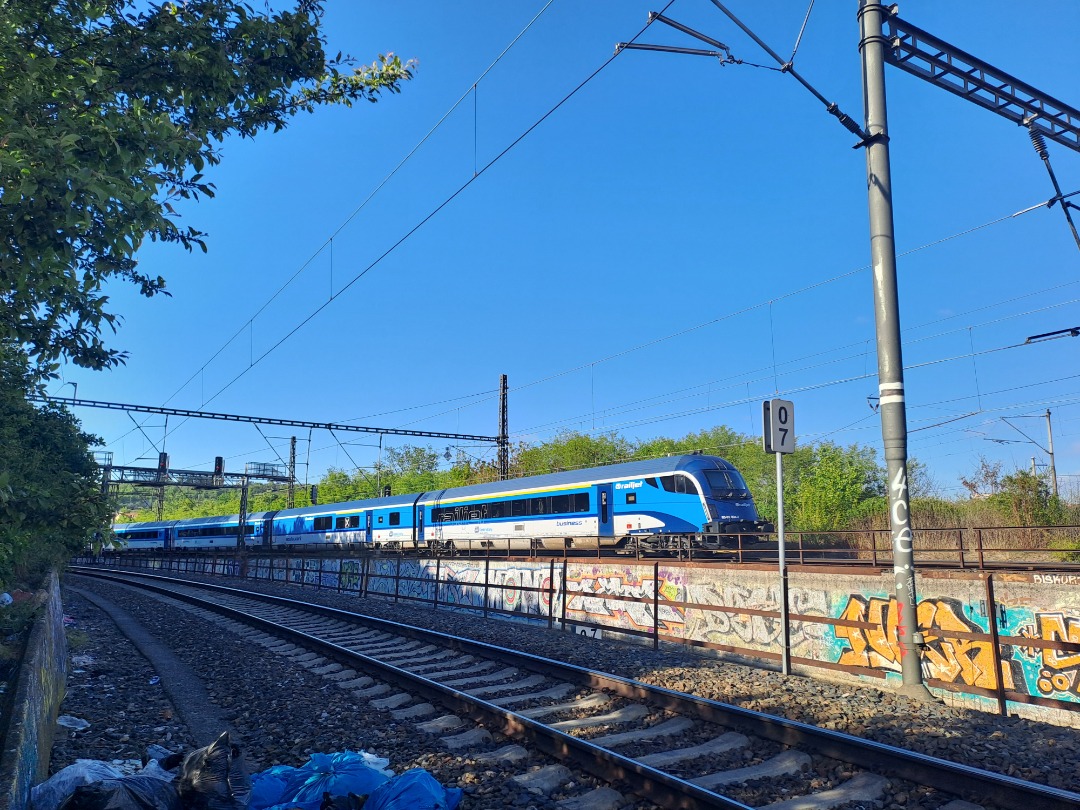 Vlaky z česka on Train Siding: Ahh back at my favourite train spotting place. I've caught this Railjet 256 going to Berlin and many more. click this to
see more:...