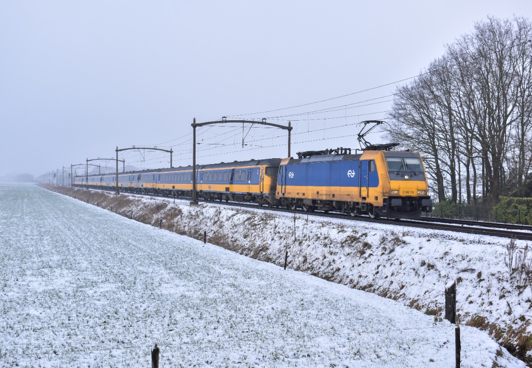 NL Rail on Train Siding: NS Traxx 186 116 komt met een stam ICRmh rijtuigen langs een winters Hulten als intercity naar Eindhoven Centraal.