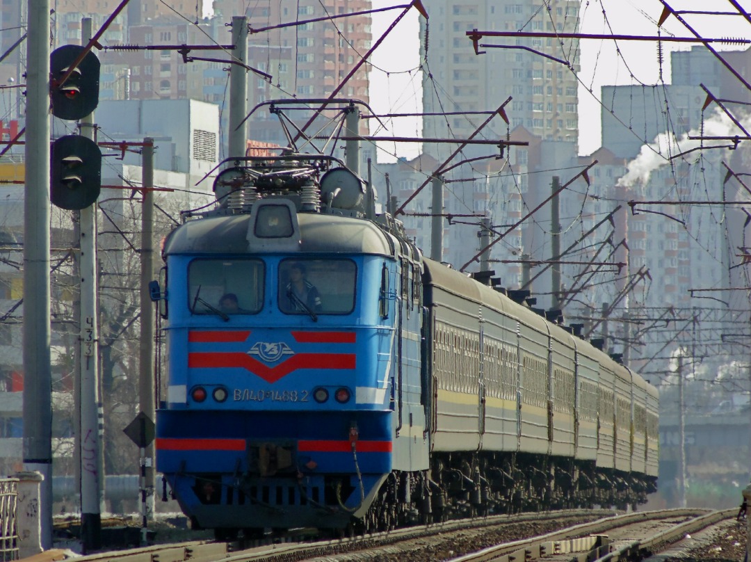 Yurko Slyusar on Train Siding: Electric locomotive VL40U-1488.2 with a passenger train Saint Petersburg - Kyiv. 26.02.2014