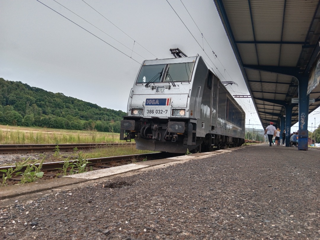 Davca ☑️ on Train Siding: Locomotive bombardier traxx ms2 operated by Metrans from Praha-Uhříněves to Karlštejn ( photos from summer)