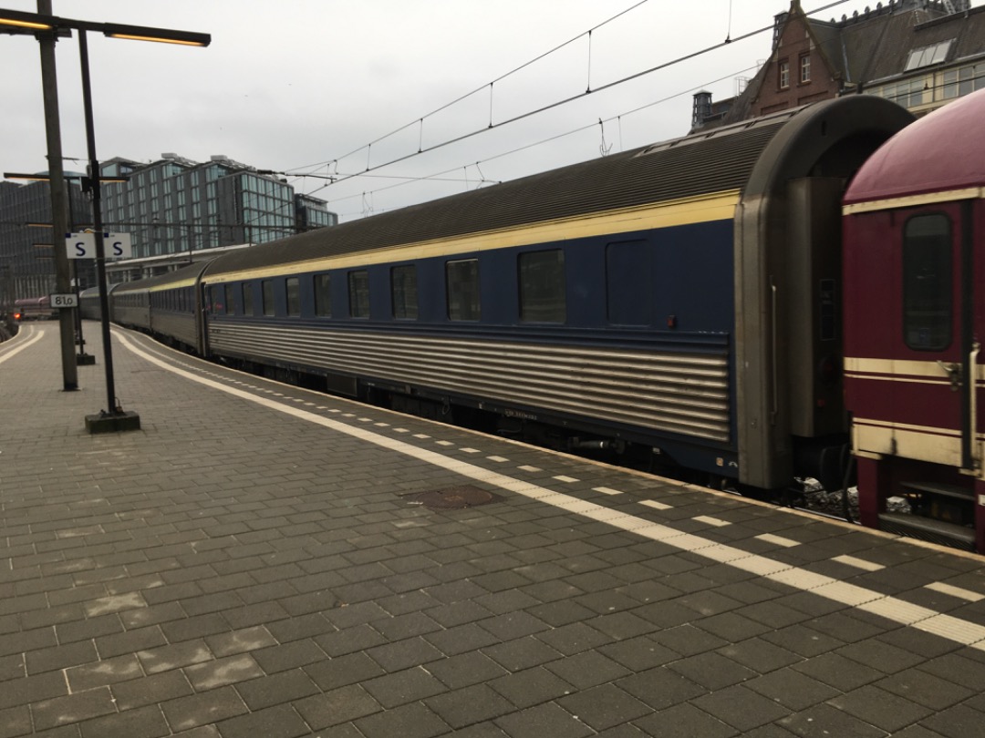 Joran on Train Siding: De TUI Ski Express ( ik noem het TUISE in het kort ) die vanuit Oostenrijk kwam genomen in Amsterdam Centraal in Nederland. Die heeft
zelfs...