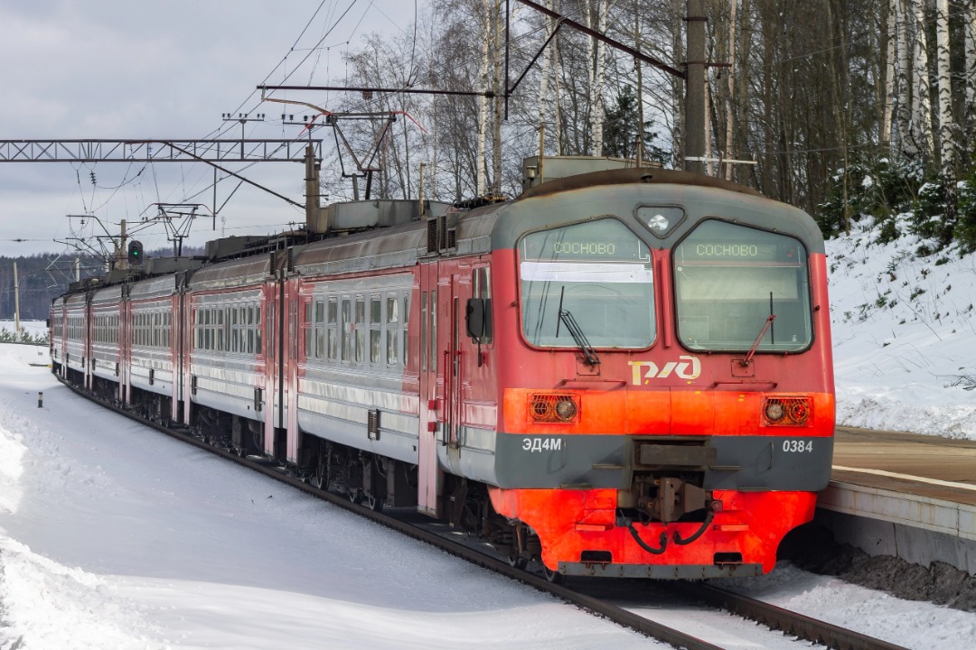 Vladislav on Train Siding: electric train ED4M-0384 following the route St. Petersburg - Sosnovo on the Kavgolovo platform. 2023
