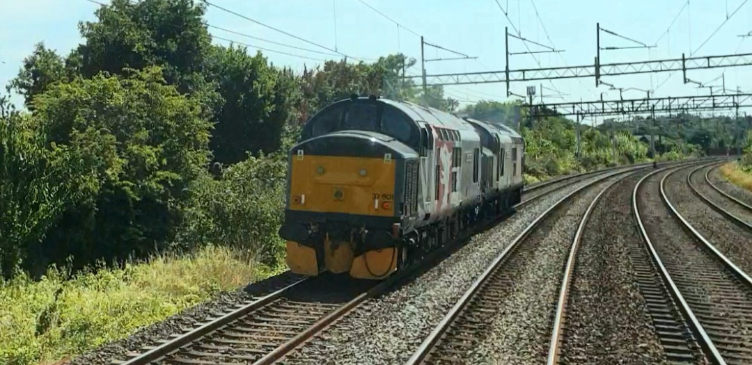 Kris Nelson on Train Siding: Not the best shot but here's 37801 on the rear of an UID ROG 37 between Watford Junction and Bushey this afternoon. 16 July
2022