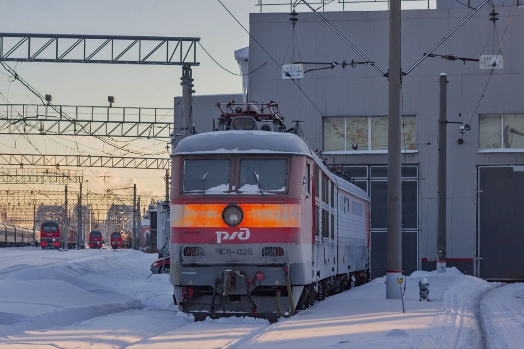 CHS200-011 on Train Siding: The electric locomotive ChS6-025 on the territory of the St. Petersburg Passazhirsky-Moskovsky depot is waiting to be repainted in a
retro...