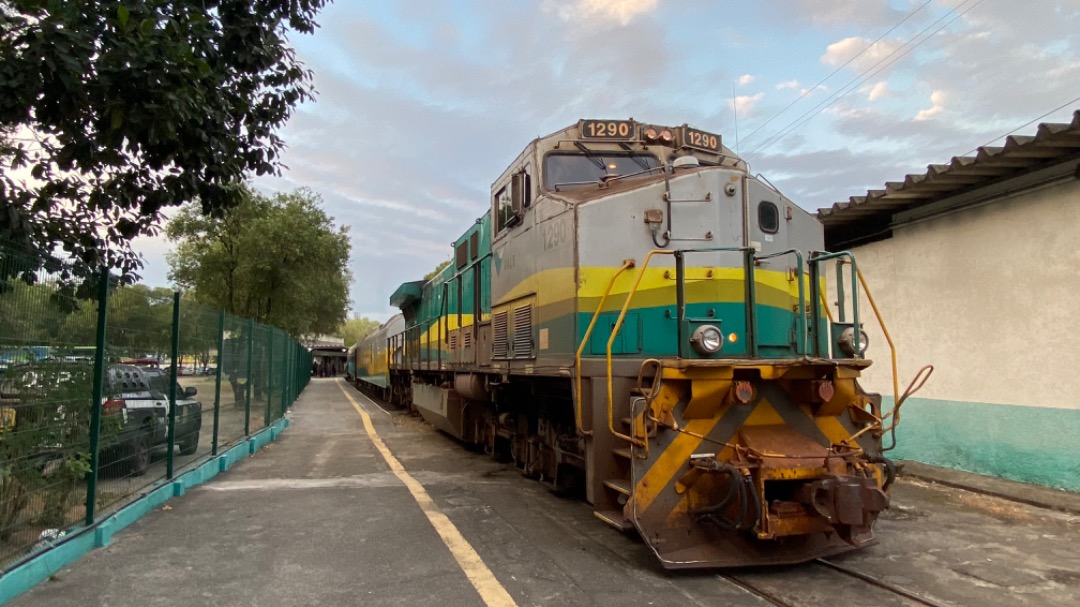 A railfan from Brazil on Train Siding: I know it's been a pretty long time since my last posts, but I'm back now, and to announce my comeback,
here's a pic from my...