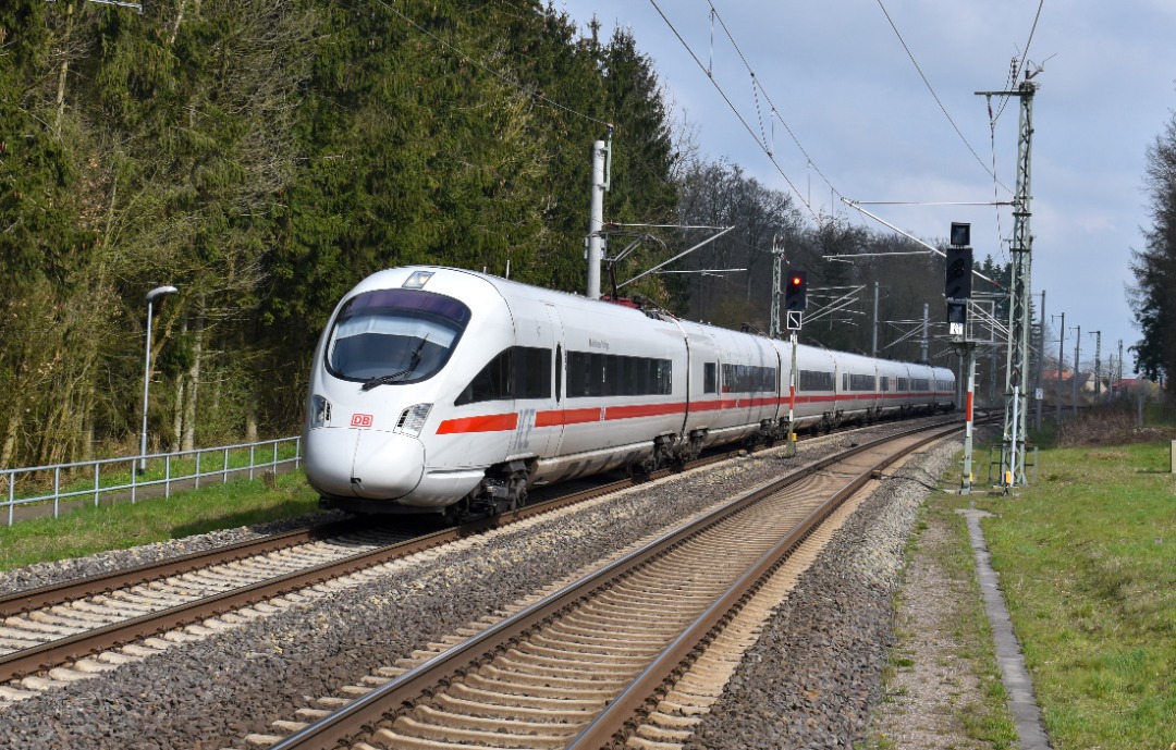 NL Rail on Train Siding: DB ICE stel Tz1155 komt als ICE 1671 door Lübstorf gereden onderweg vanuit uit Ostseeband Binz naar Frankfurt (Main) Hbf.
