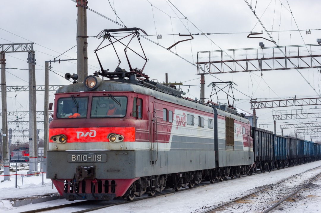 CHS200-011 on Train Siding: The now decommissioned electric locomotive VL10-1119 stands at the Volkhovstroy-2 station awaiting permission to proceed to the...