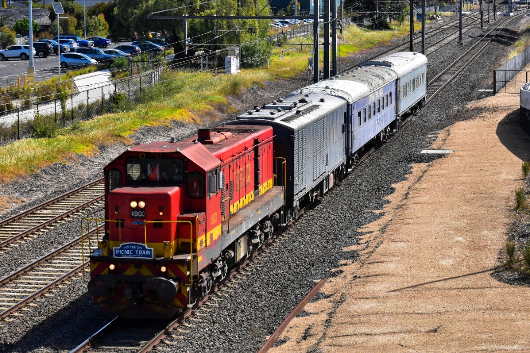 Shawn Stutsel on Train Siding: SRS's (Sydney Rail Service) 4903 races through Werribee, Melbourne, with a passenger car transfer, 9L98 from Dimboola to
Sydney.