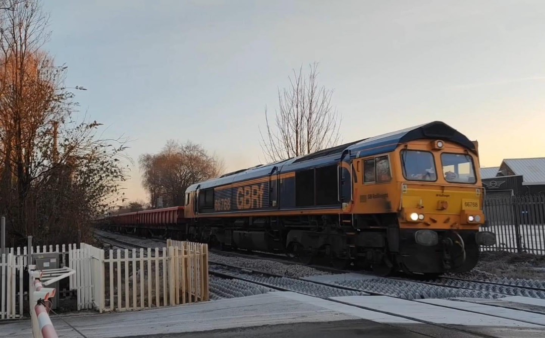 Inter City Railway Society on Train Siding: 66768 at Hull Hawthorn Avenue level crossing with 6G47 Howden - Doncaster Up Decoy ( via Hull) Engineering train Sun
22.01.23.