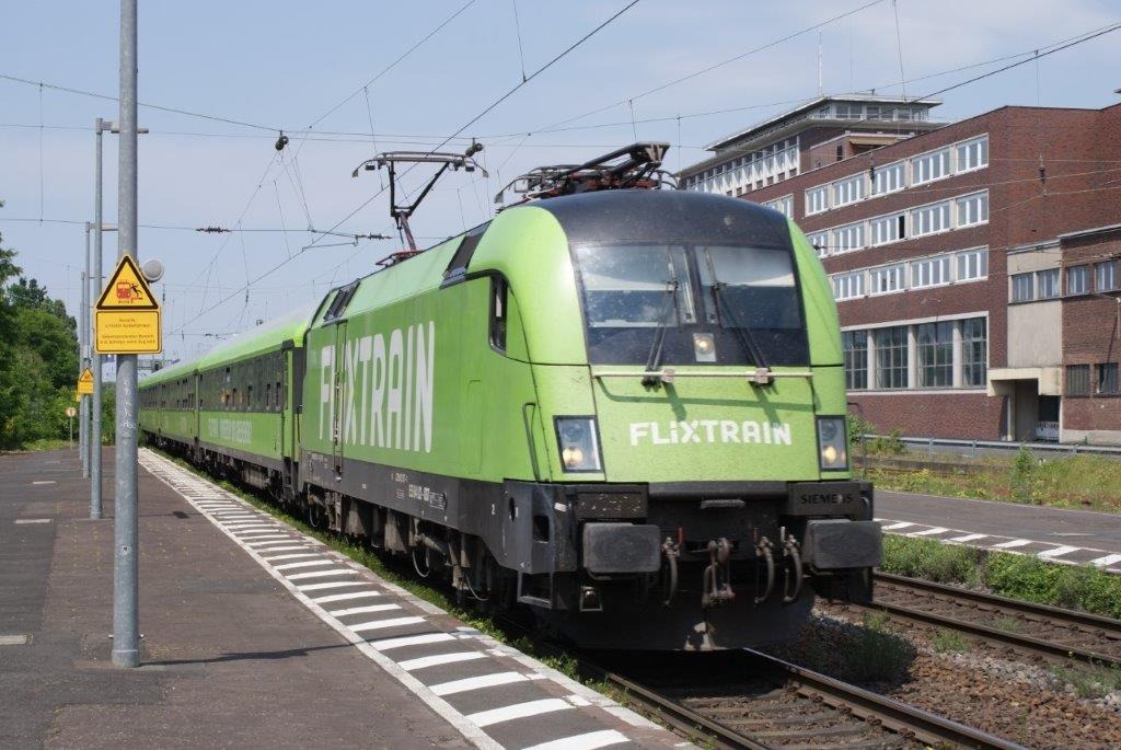 heingold1969 on Train Siding: Flix train passeert station Königswinter en zet koers richting Koblenz en verder naar München 04-06-2022
