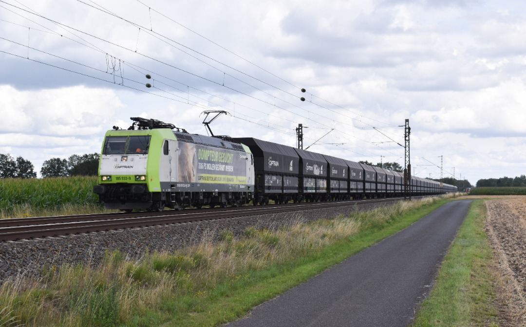 NL Rail on Train Siding: CT 185 532 komt met een kolentrein langs Westbevern gereden onderweg uit de richting Osnabrück naar de richting Münster.