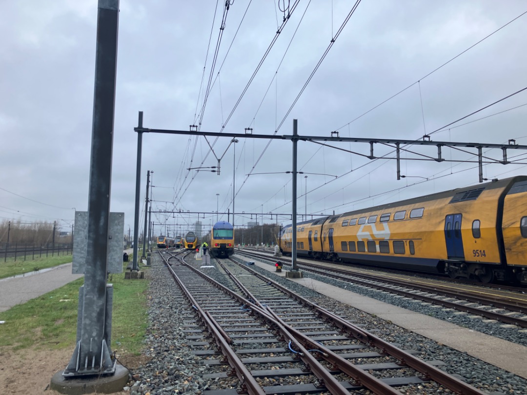 Roeland Kluit on Train Siding: NS VIRM in flow style on staging yard Hoofddorp. With a DDZ, another VIRM and SNGs in distance.